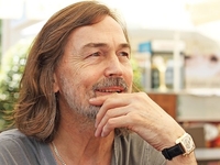 Никас Сафронов резал вены из-за несчастной любви