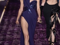 Сексуальная мода: Донателла Версаче представила осеннюю коллекцию