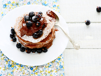 Овсяные оладьи с черной смородиной