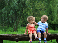 Юный кавалер: Мальчик добивается внимания девочки (видео)