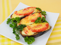 Фаршированные баклажаны с помидорами и сыром