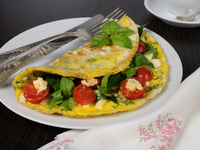 Омлет с помидорами, сыром и зеленью