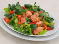 Салат из лосося с овощами