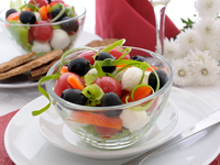 Летний салат с моцареллой и маслинами