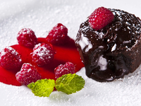 Шоколадный фондан с малиновым соусом