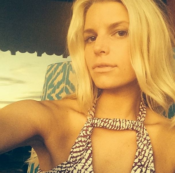 Джессика Симпсон показала фото без макияжа