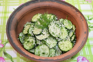 Как приготовить салат из огурцов с кунжутом (ВИДЕО)