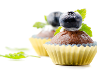 Кексы с перетертой смородиной и черникой