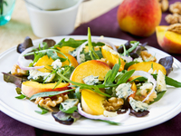 Салат из персиков, орехов и сыра