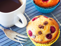 Кексы с малиной и шоколадом