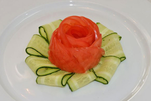 Как сделать розу из помидора (ВИДЕО)