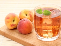 Летние напитки из персиков: Три вкусные идеи