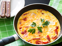 Летний омлет с помидорами