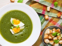 Зеленый суп с яйцом и гренками