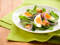 Салат со шпинатом и яйцом