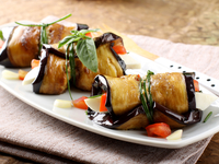 Рулетики из баклажанов с помидорами и сыром