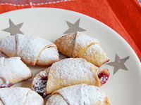 Рогалики с вареньем из смородины