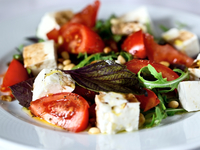 Летний салат из помидоров, сыра и зелени