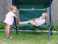 Как выбрать садовые качели для загородного дома