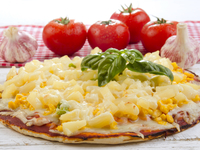 Пицца с ананасами, кукурузой и сыром