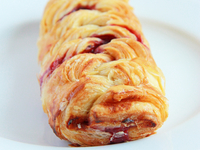 Датская косичка с малиной