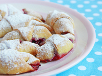 Рогалики с малиновым вареньем