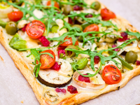 Летний пирог из слоеного теста с овощами