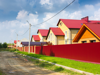 Какой забор выбрать для загородного дома