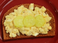 Яичный салат с огурцами