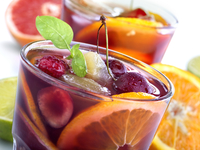 Сангрия с апельсинами и летними ягодами
