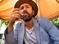 Сергей Шнуров отдыхает за границей: Ел ихнее и не давился