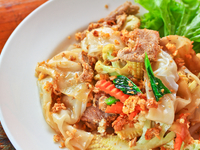 Свинина с яичной лапшой