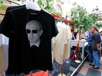 Микки Рурк и Стивен Сигал примерили футболки с Путиным
