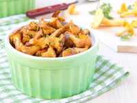 Жареные лисички с луком