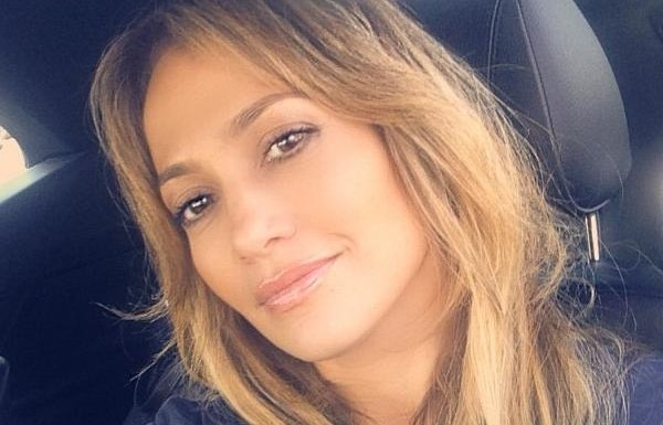 Дженнифер Лопес похвасталась ягодицами