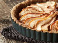 Грушевый пирог с миндалем и абрикосовой глазурью