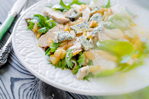 Как приготовить куриный салат с грушей (ВИДЕО)