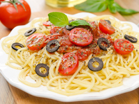 Спагетти с помидорами и маслинами