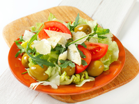 Салат из пекинской капусты с помидорами и оливками