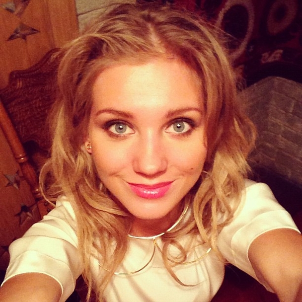 Кристина Асмус вернулась к работе и ездит на съемки с ребенком