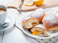 Дрожжевые булочки с персиками