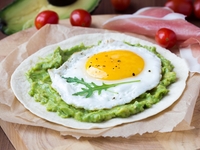 Тортилья с жареным яйцом и гуакамоле
