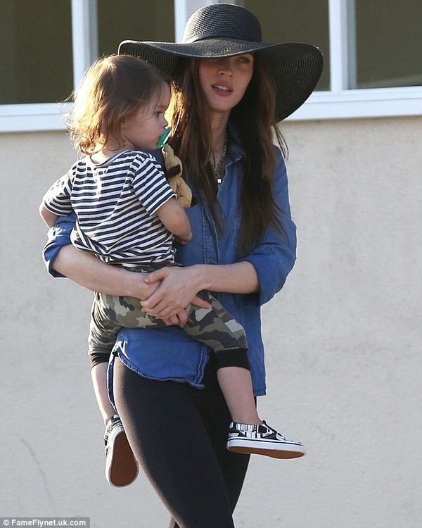 Меган Фокс с мужем и детьми застали во время прогулки