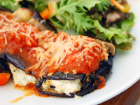 Запеченные баклажаны с помидорами и сыром