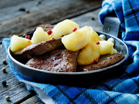 Печень с яблоками и луком