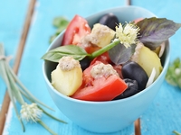 Картофельный салат с помидорами и маслинами