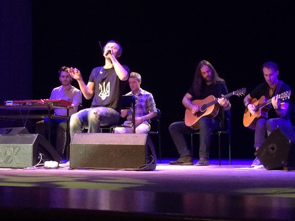 На закрытый концерт Океана Эльзы в зоне АТО неожиданно приехал Порошенко