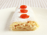 Рулет с творогом и яблоками