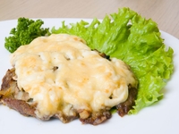 Горячие блюда на Новый год: Три рецепта мяса по-французски