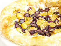 Пирог из слоеного теста с творогом и виноградом